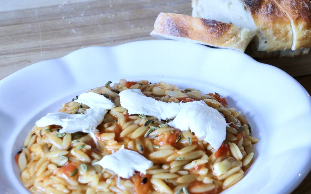 Orzo mit würziger Tomatensauce