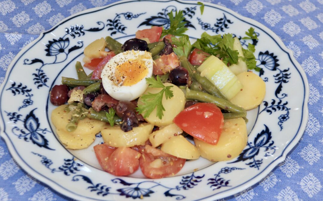 Sommersalat mit Kartoffeln und viel Gemüse