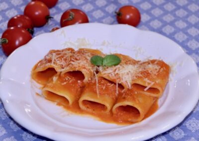 Pasta mit Sauce aus ofengetrockneten Tomaten