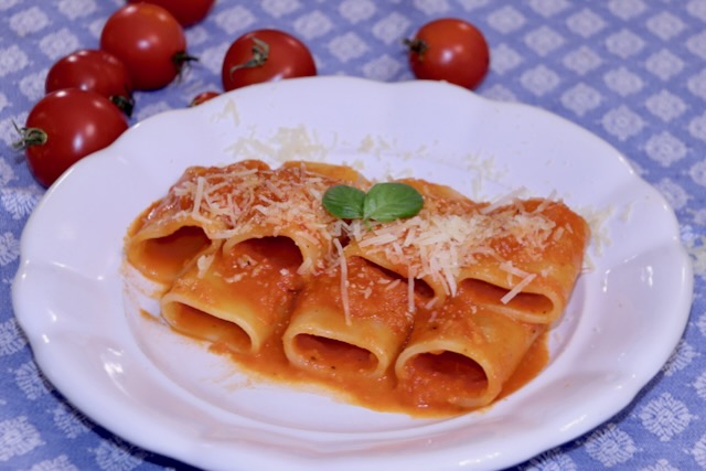 Pasta mit Sauce aus ofengetrockneten Tomaten